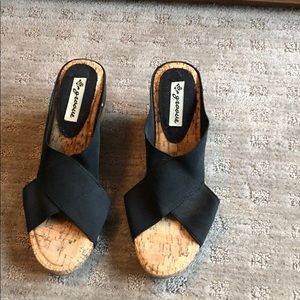 Groove wedge sandal size 8